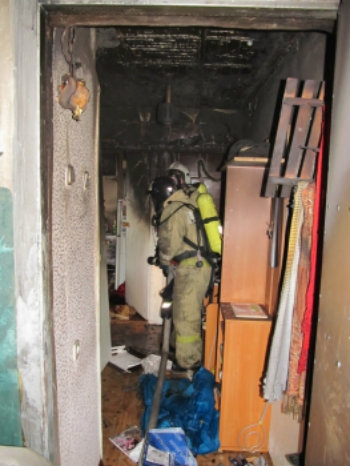 В Вуктыле пожарные вывели из горящей квартиры 77-летнюю женщину