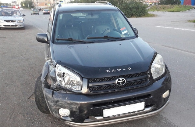 В Воркуте нетрезвая женщина-водитель врезалась на "Тойоте" в "ВАЗ-2114"

