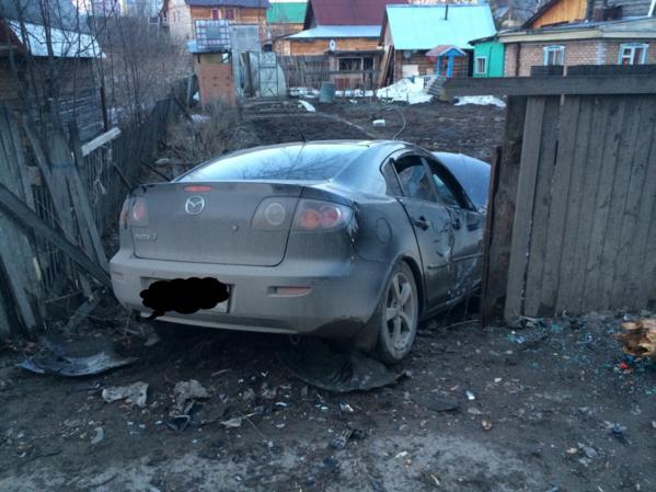 В Сыктывкаре водитель "Мазды" врезался в дерево, а затем в забор дома