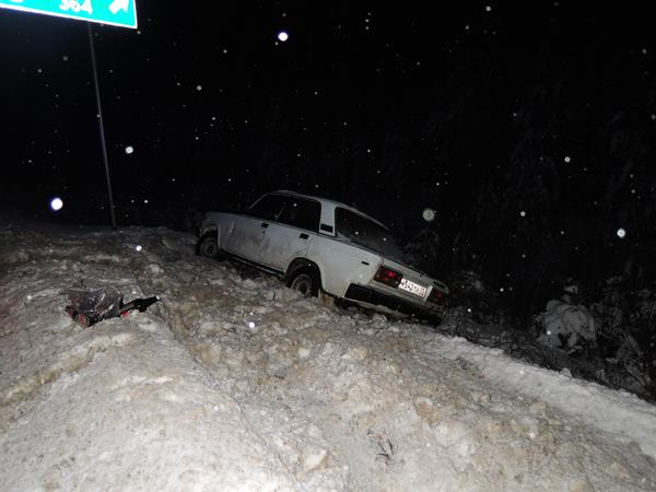 ваз 2107 в кювете ночью зимой