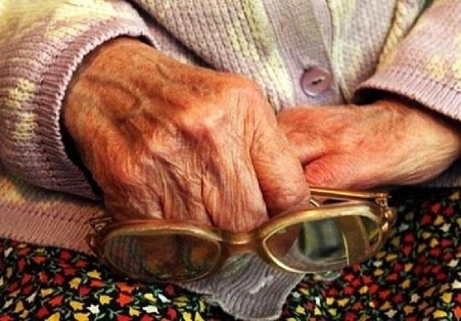 В Печоре парализованная бабушка двое суток пролежала в закрытой квартире