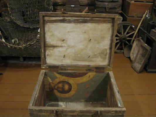 В Коми обнаружен старинный сундук, сделанный из иконы 