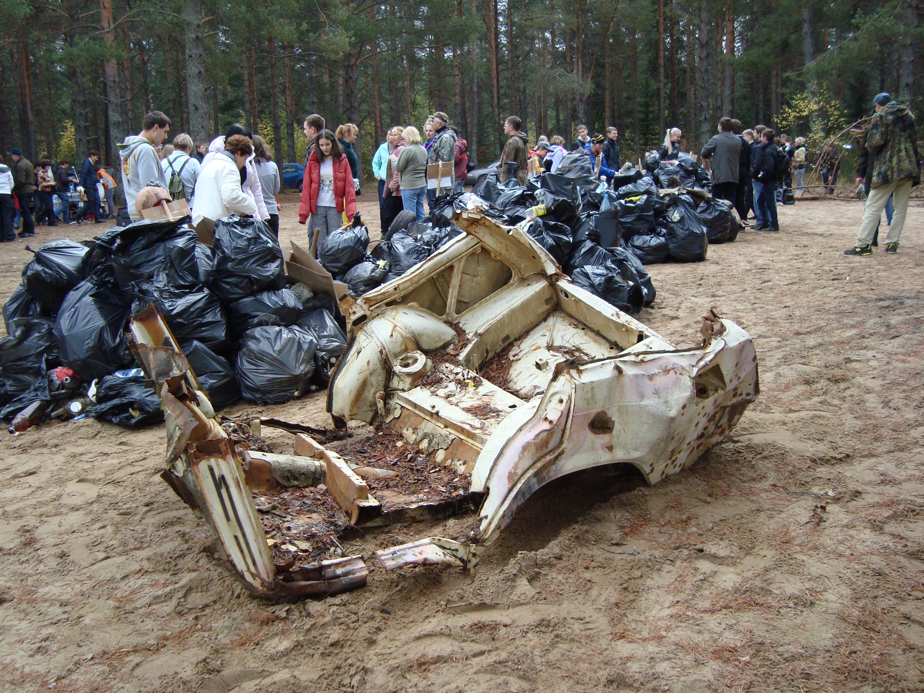 Три КамАЗа мусора вывезли участники экологической акции "Речная лента" под Сыктывкаром (фото)