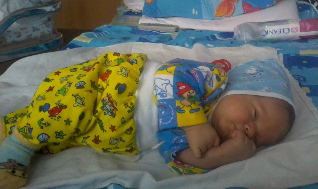 Видео новорожденного мальчика. Новорожденный мальчик в роддоме. Фото новорожденных мальчиков. Новорожденный мальчик 1 день.