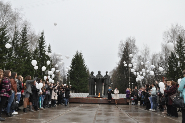 В преддверии Дня Победы сыктывкарцы запустили в небо белые шары (фото)