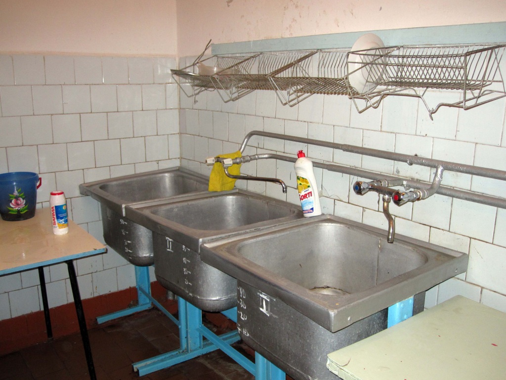 Мытье посуды в школах