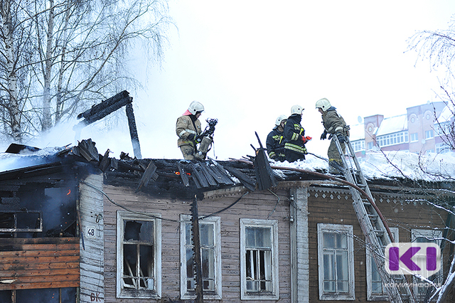 В Сыктывкаре в районе аэропорта горит дом 