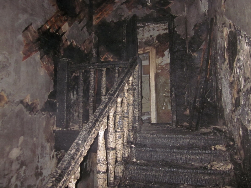 Подъезд после пожара. Пожар в подъезде. Пожар на лестничной клетке. Лестничная клетка после пожара.