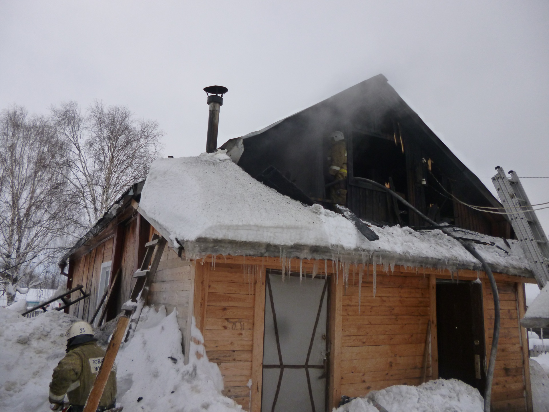 В Троицко-Печорском районе из-за неисправной печи загорелся дом