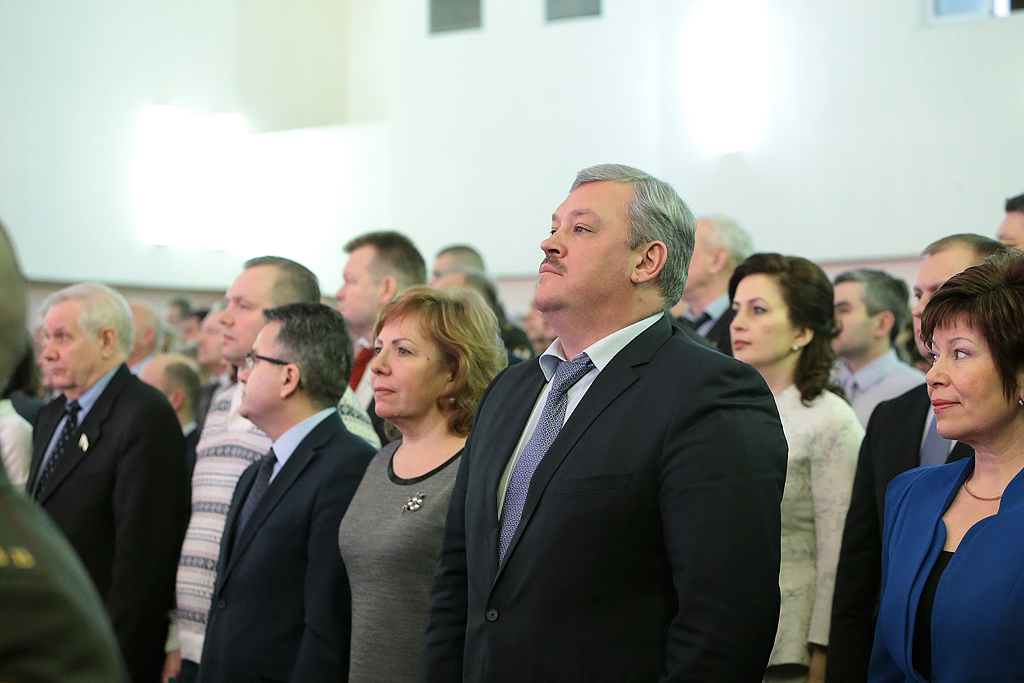 Защитников Отечества с праздником поздравили со сцены первые лица республики