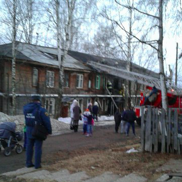 15 человек эвакуировали из горящего дома в Лесозаводе