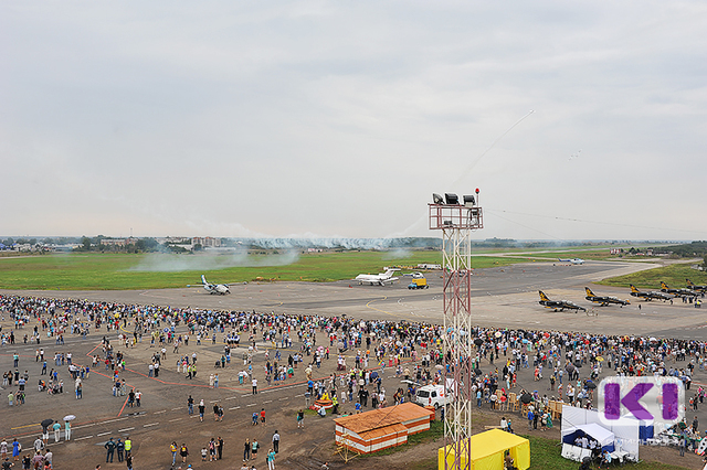 Сотни зрителей пришли на открытие авиасалона малой и региональной авиации в Сыктывкаре