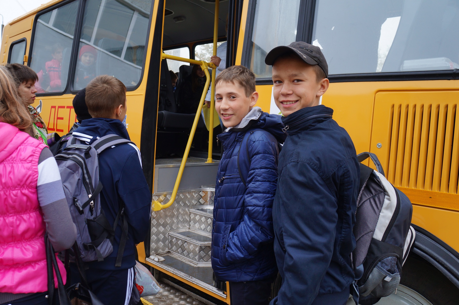 Я езжу в школу на автобусе. Экскурсии для школьников. Общественный транспорт для детей. Автобус для детей. Школьники в общественном транспорте.