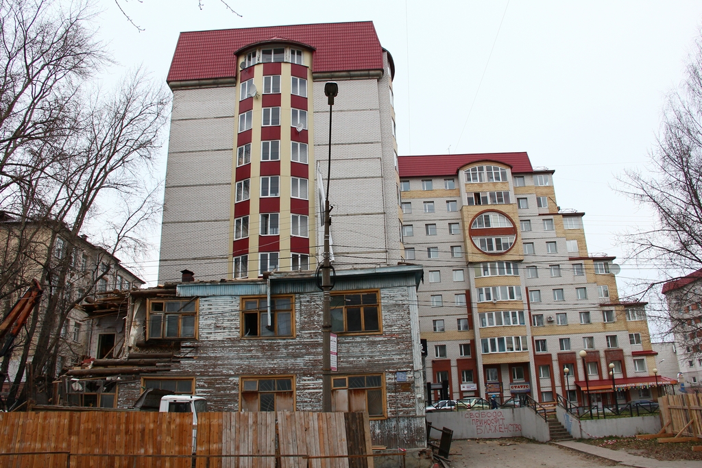 В центре Сыктывкара сносят очередной ветхий дом