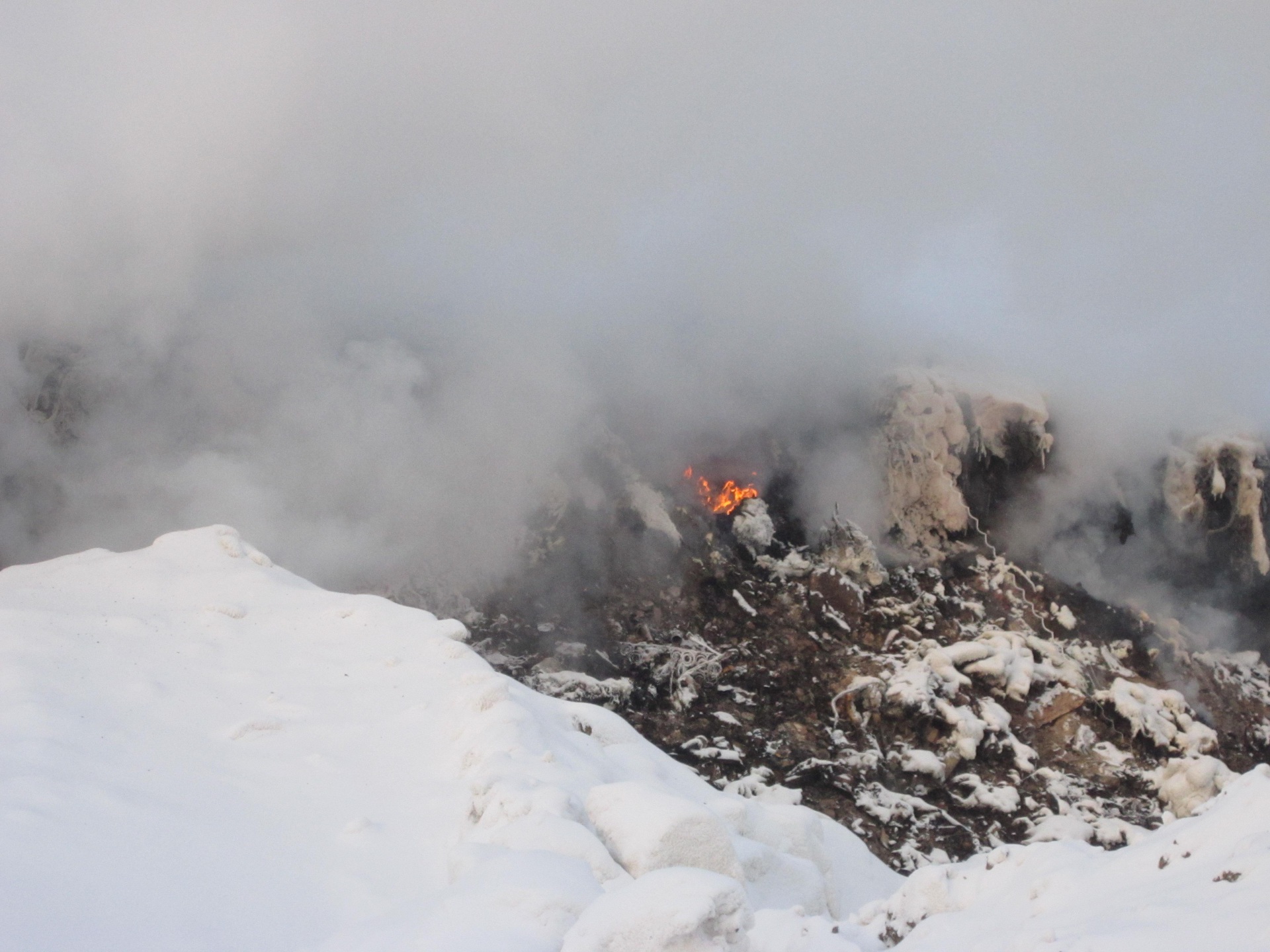 Открытый огонь на полигоне ТБО в Воркуте удалось ликвидировать
