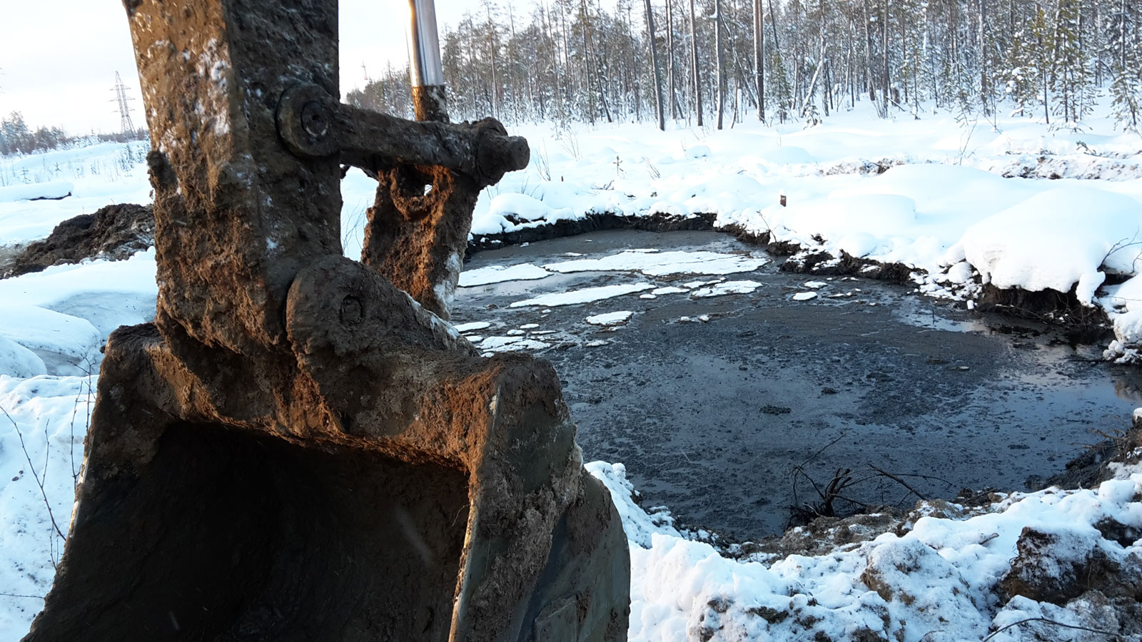 Утечка форум. Разлив нефти на нефтепроводе Лукойла Коми. Разлив нефти Печора. Утечка нефти в трубопроводе. Прорыв нефтепровода.