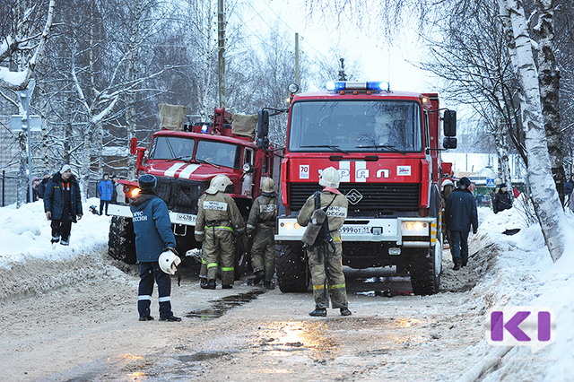 На пожаре в Сыктывкаре сотрудники "СПАС-Коми" спасли женщину 