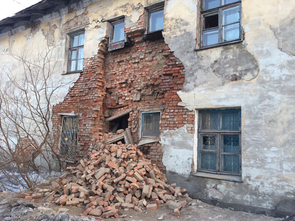стена разрушенного дома