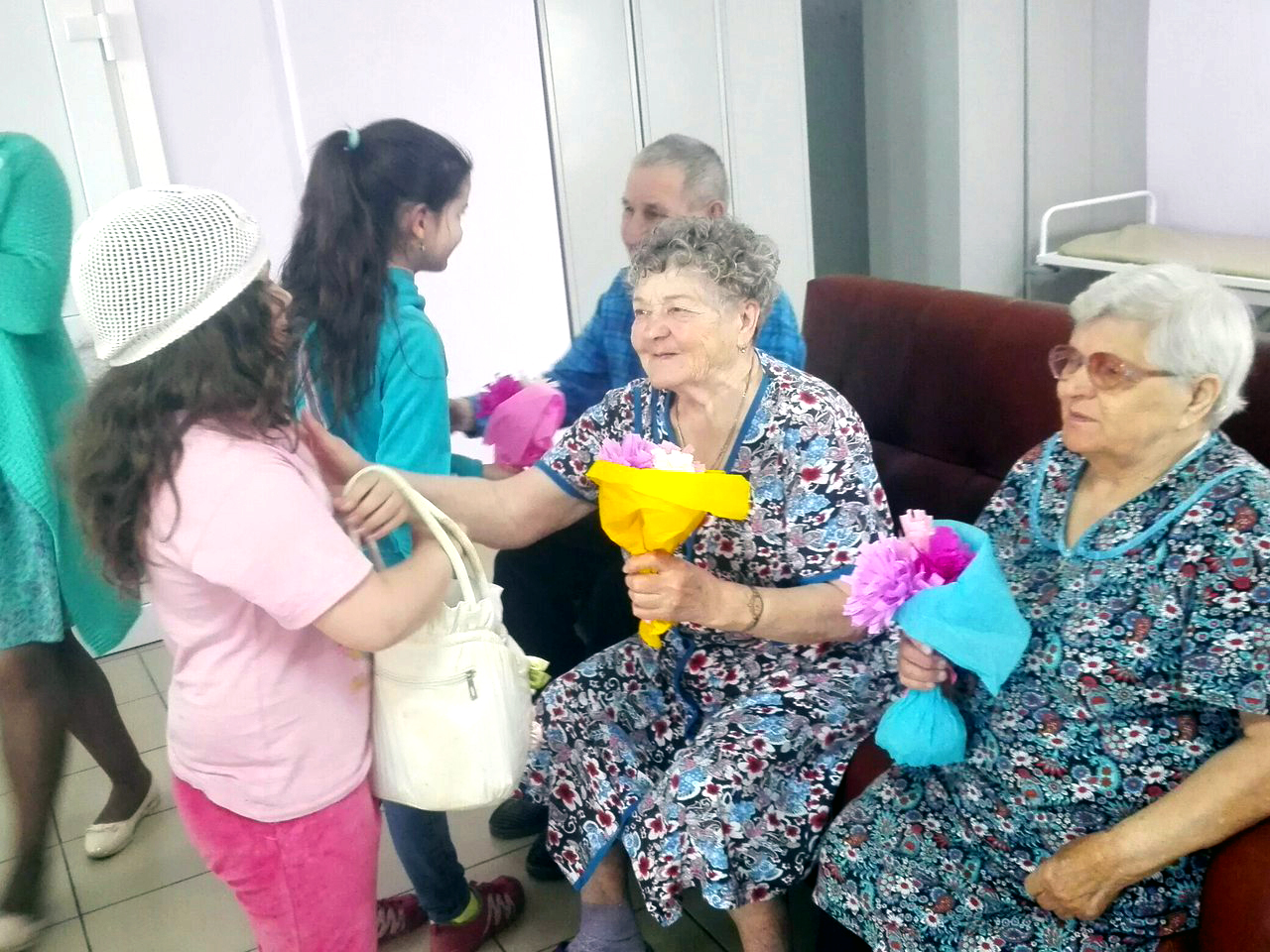 Сыктывкарские дети навестили с подарками ветеранов в Тентюковском доме-интернате