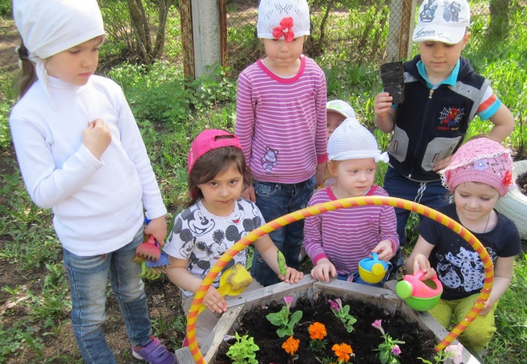 Ухтинские дошкольники благоустроили территорию трех детских садов