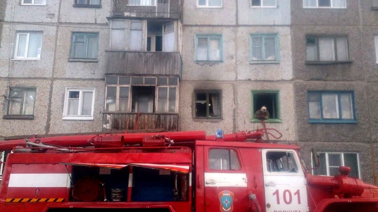 В Воркуте на пожаре спасли мужчину, еще 15 человек эвакуировались из горящего здания