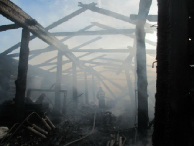 В Прилузье на окраине поселка Гуляшор сгорел деревянный склад