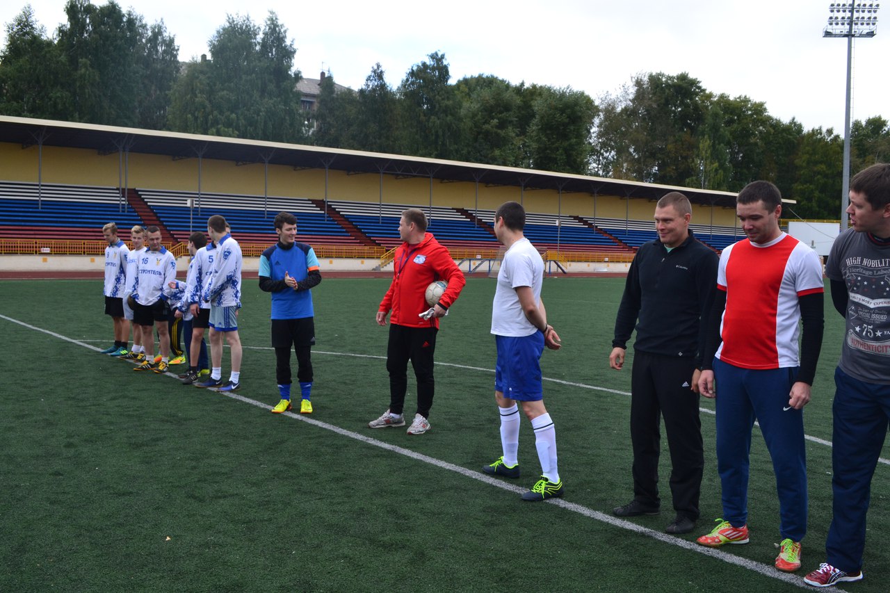 На футбольном поле столицы Коми встретились госавтоинспекторы и юные спортсмены