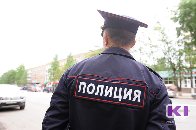 Житель Усинска и его знакомая оштрафованы за драку с полицейскими
