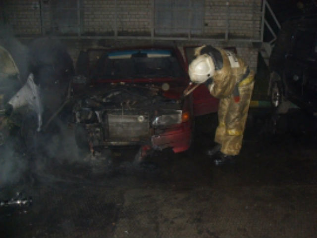 В Инте и Усинске неизвестные подожгли три автомобиля