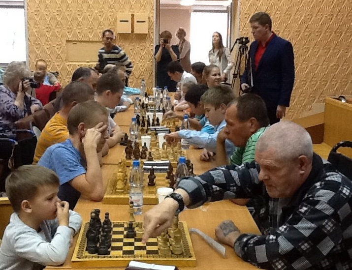 В Сыктывкаре начался шахматный турнир между детьми-сиротами и одинокими пожилыми
