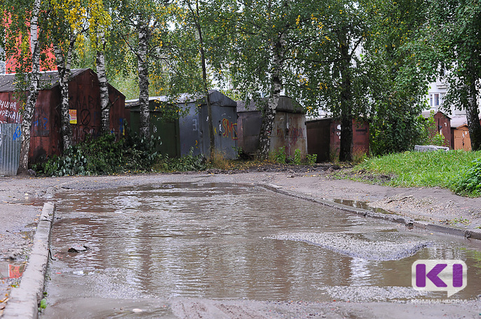 Спасение утопающих: представители мэрии Сыктывкара осмотрели огромную яму на улице Пушкина