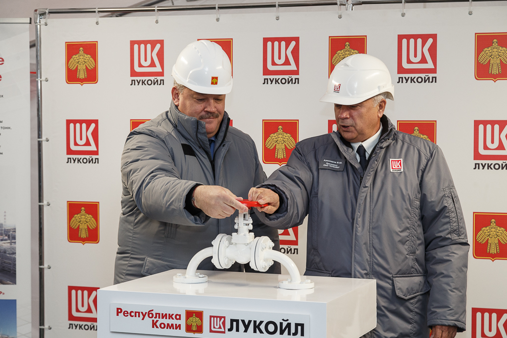 Сергей Гапликов и Вагит Алекперов запустили установку подготовки нефти 