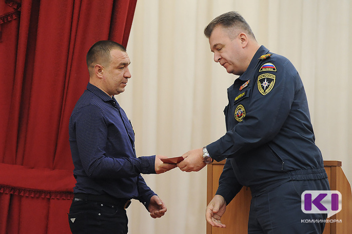 Двух жителей Корткеросского района наградили медалями 