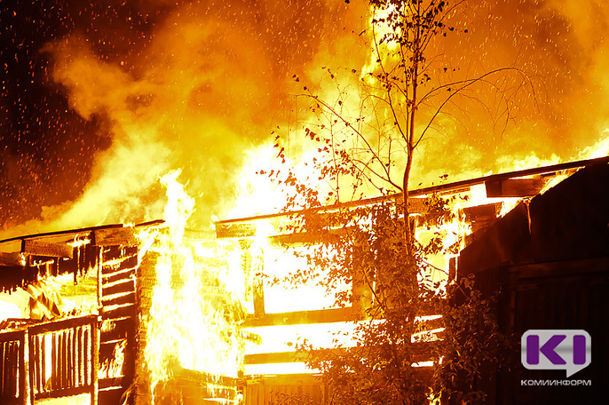 В Сыктывкаре горит двухэтажный деревянный дом 