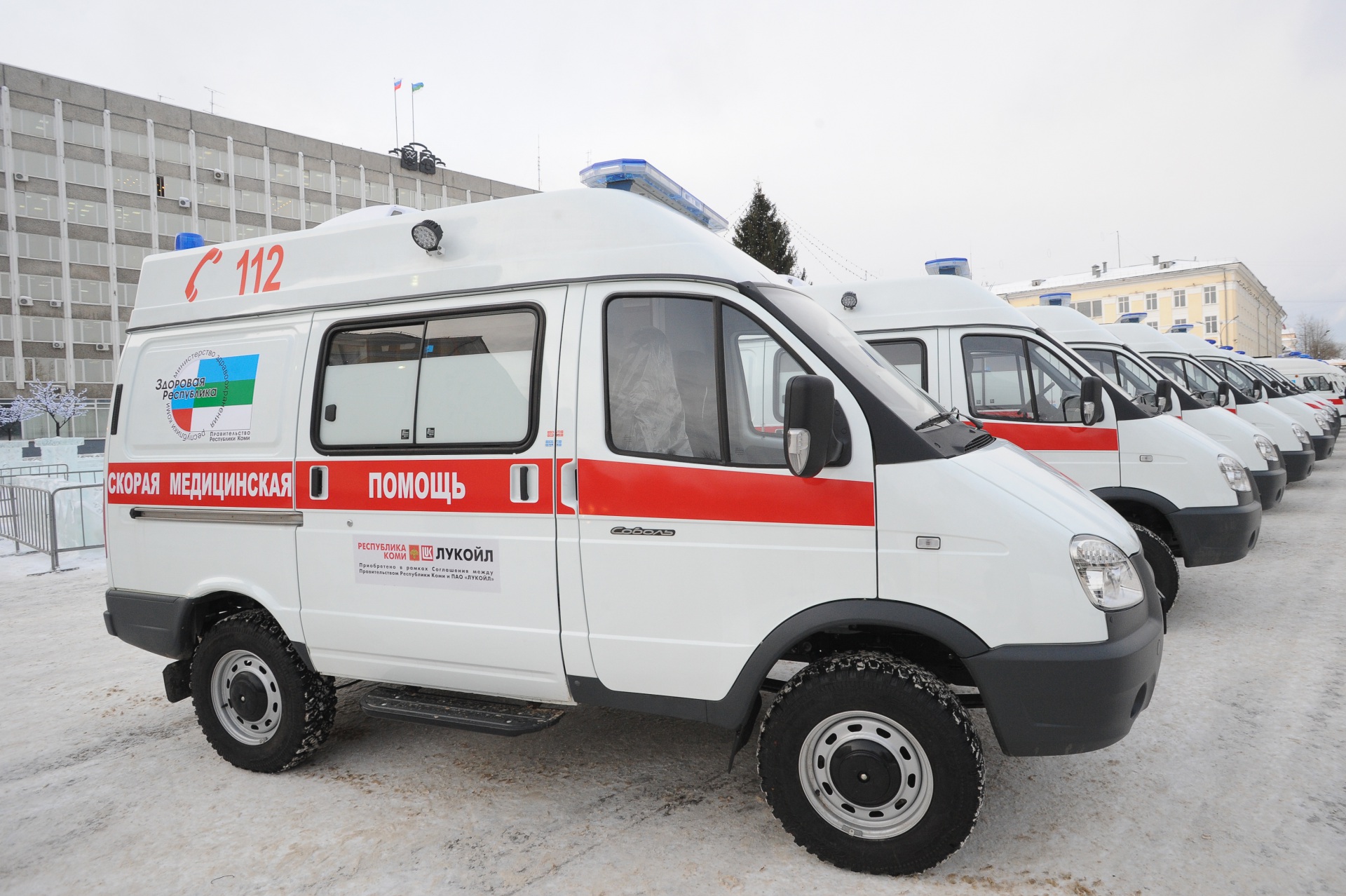 ЛУКОЙЛ передал муниципалитетам 12 машин скорой помощи
