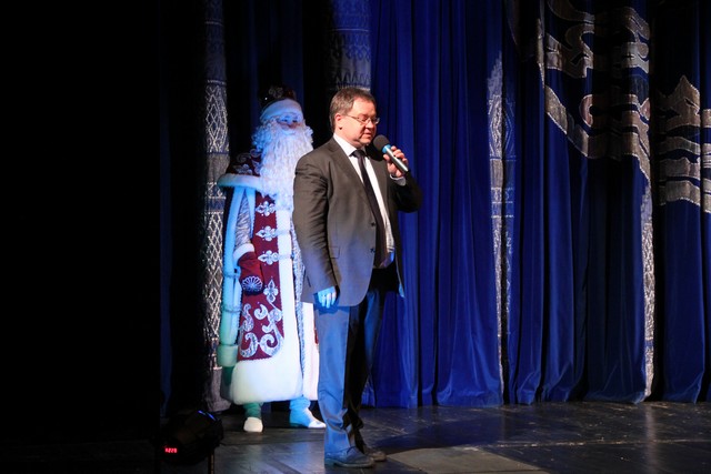 В Сыктывкаре прошли новогодние утренники для детей с участием мэра