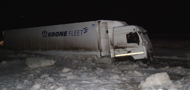 В Печоре вторые сутки пытаются вызволить из ледяного плена 40-тонный МАЗ

