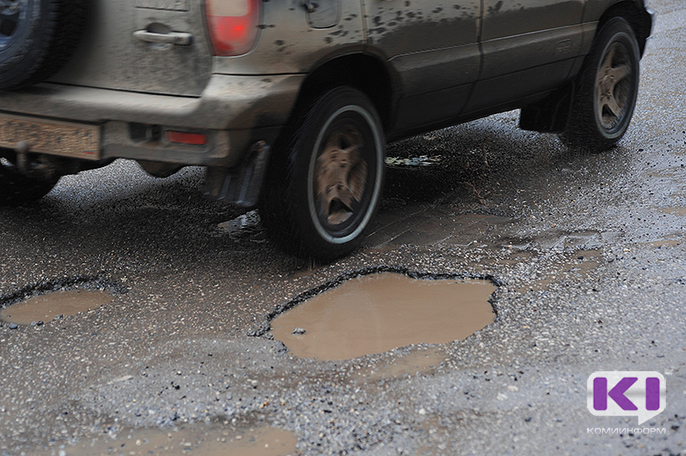 Дороги в Корткеросе обязаны отремонтировать к августу 2018 года