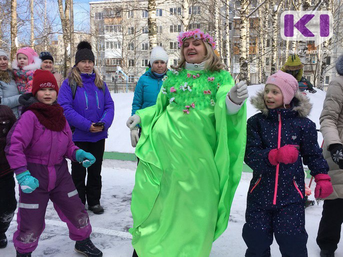 На нескольких праздничных площадках Сыктывкара сегодня проводили зиму