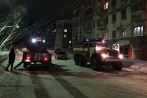 В Воркуте на пожаре спасли мужчину и эвакуировали 25 человек 