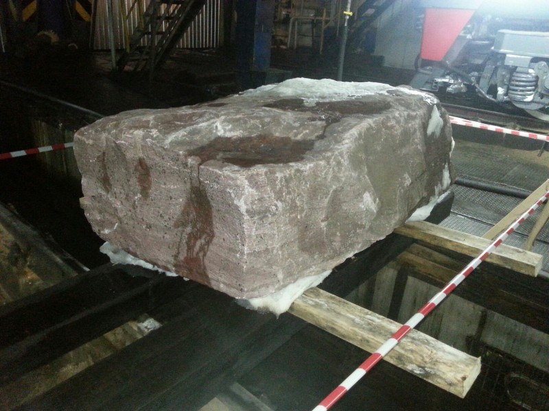 В Сосногорск на место будущего вокзала привезли закладной камень