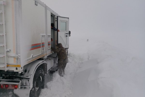 В 80 км от Воркуты спасатели вызволили из снежного плена автомобиль с тремя пассажирами