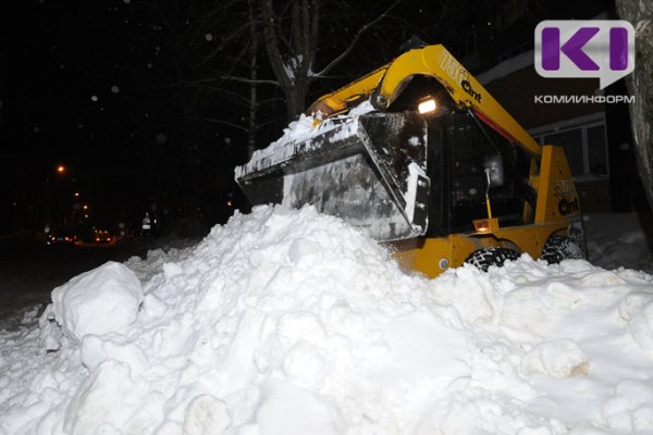 Властям Сыктывкара, Печоры и Ухты поручено активизировать работу по расчистке дворов от снега

