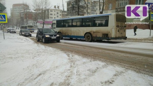 В Сыктывкаре на пешеходном переходе автобус сбил девушку