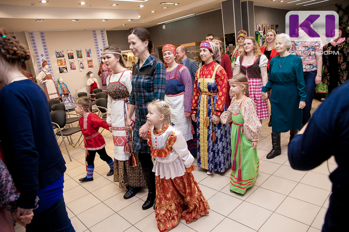 В Сыктывкаре прошел парад семейных национальных костюмов  