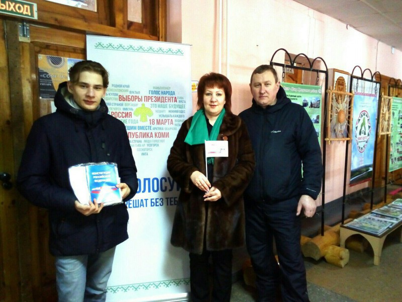 Руководитель Прилузского района Елена Нестерюк проголосовала вместе с сыном