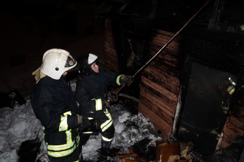 В Сыктывкаре при пожаре в нежилом деревянном строении погиб мужчина 