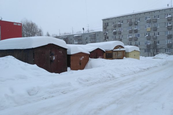 В Сыктывкаре жители домов по ул. Пушкина, 80 и 82 просят мэрию демонтировать самовольно установленные гаражи

