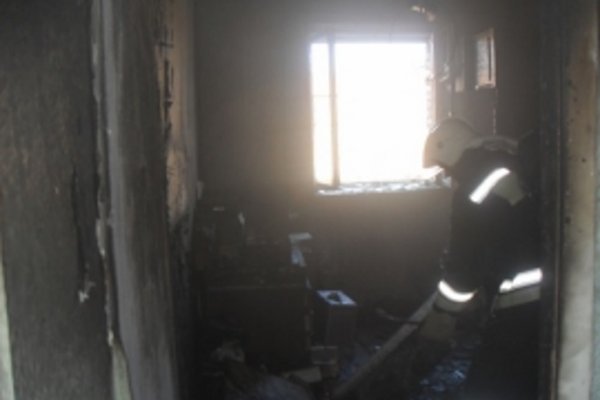 В загоревшемся многоквартирном доме в Инте пострадала пенсионерка