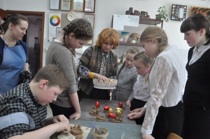 Минэкономики Коми организовало мастер-класс в "Зарани" для подопечных детского дома на Пасху